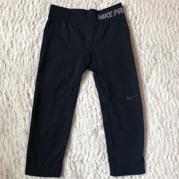 Nike Pants - Nike Pro Capri Leggings